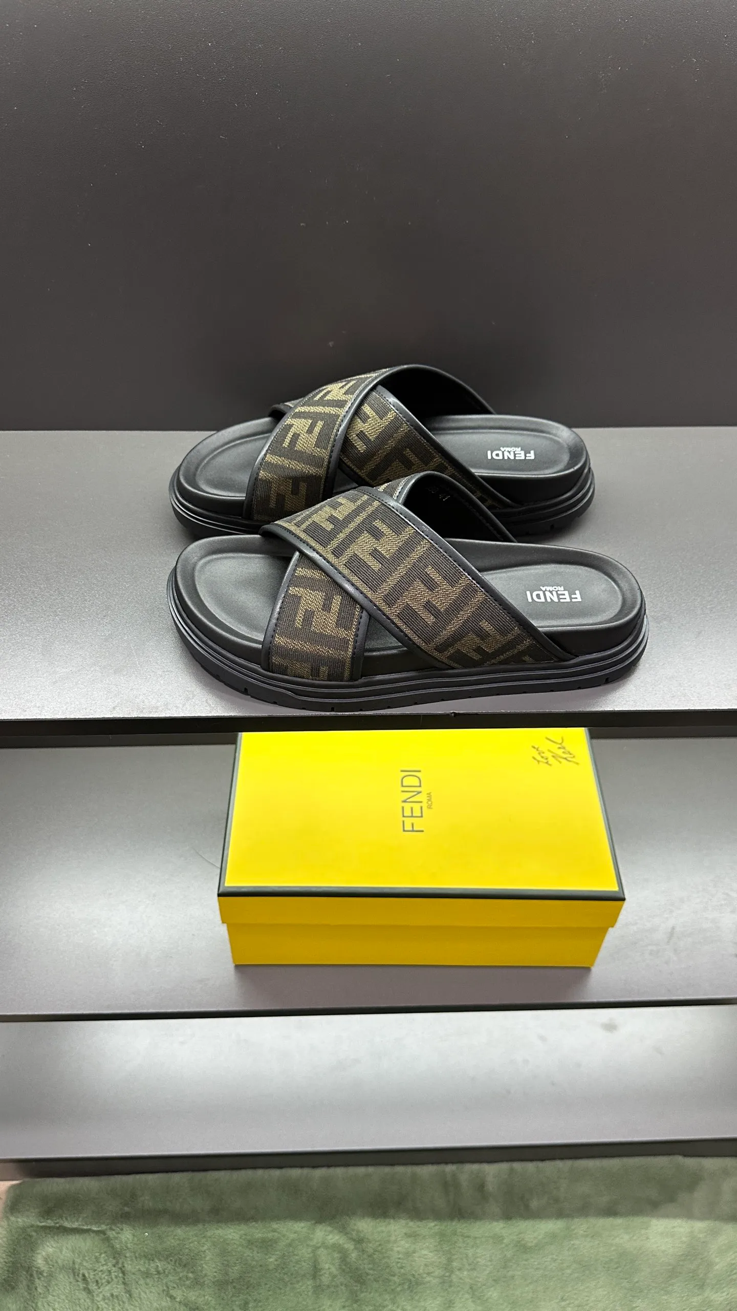P300 [Fendi Slippers] High-end men's shoes brand, official website 1:1 latest masterpiece: original mold customization, fabrics made of imported original materials, upgraded outsole, lighter and non-slip. The market's top quality, simple yet tasteful, a must-have for fashionistas, fashionable at your feet, full of confidence, the same style at the counter 👍The season of summer slippers is here. Code: 38-45, 46 order